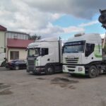 Na fotografii sa nachádzajú nákladné autá spoločnosti Štrky Piesky, s.r.o. - Humenné